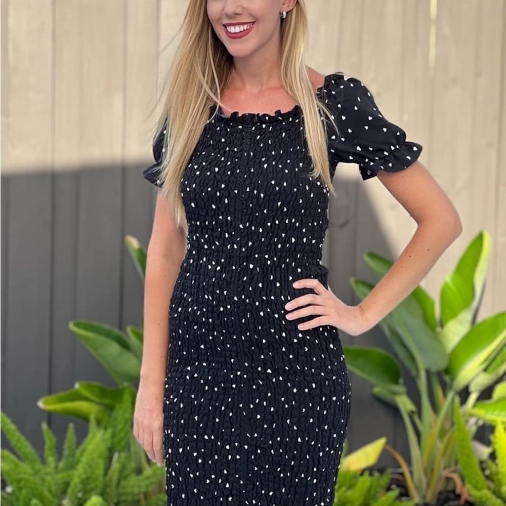 Black and White Ruched Smocked Bodycon Dress
8072 - Picture 5 of 5